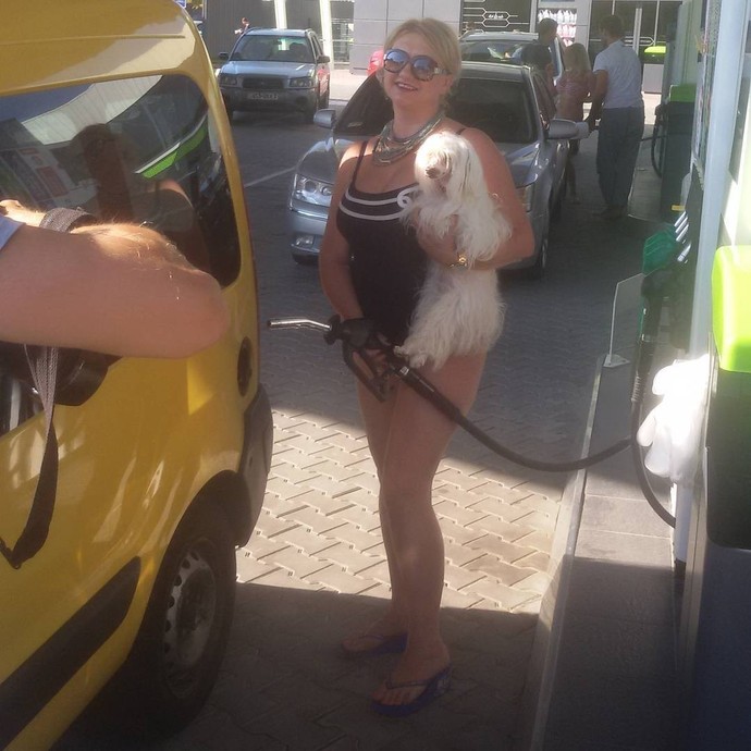В Киеве на АЗС водителям предложили раздеться за бесплатный бензин