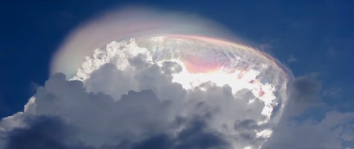 Жители Коста-Рики наблюдали в небе разноцветное облако