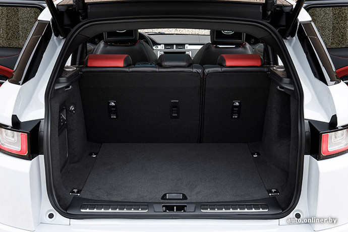 Открыть багажник можно по-модному - проведя ногой под бампером. В отличие от конкурентов, Evoque получил два датчика, следящих за ногой - по одному с каждой стороны. Это должно облегчит процедуру "безрукого" открытия багажника при буксировке прицепа