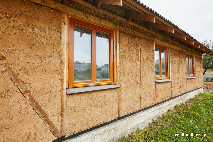 Белорус строит дом из соломы