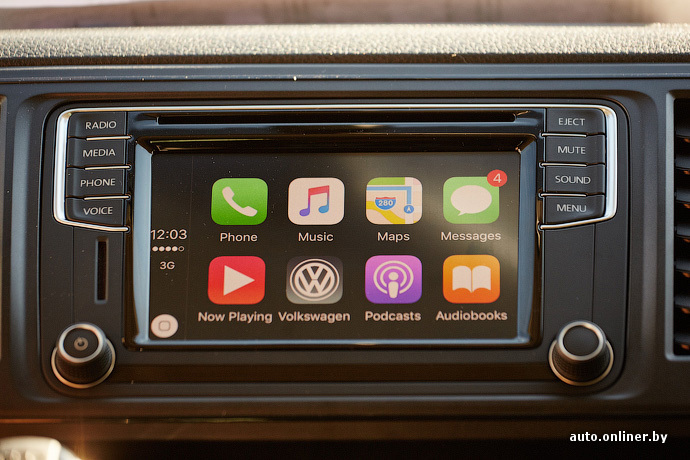 На автомобиль устанавливается мультимедийная система, поддерживающая синхронизацию с iPhone и устройствами на Android. Подключить iPhone удалось с первого раза. Можно звонить, писать СМС-ки и пользоваться картой со смартфона. iPad подключить нельзя