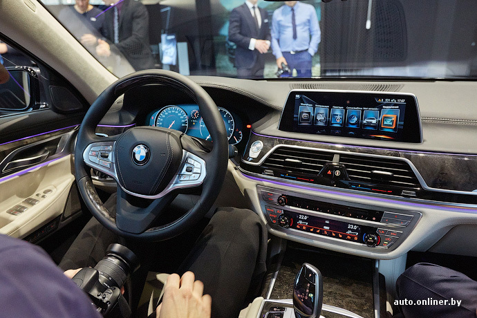 BMW 7-Series стал первым автомобилем с новым поколением iDrive