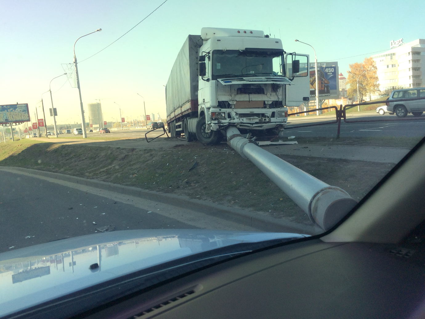 Водитель фуры отвлекся, чтобы поднять упавшую ручку, и врезался в столб на  проспекте Независимости