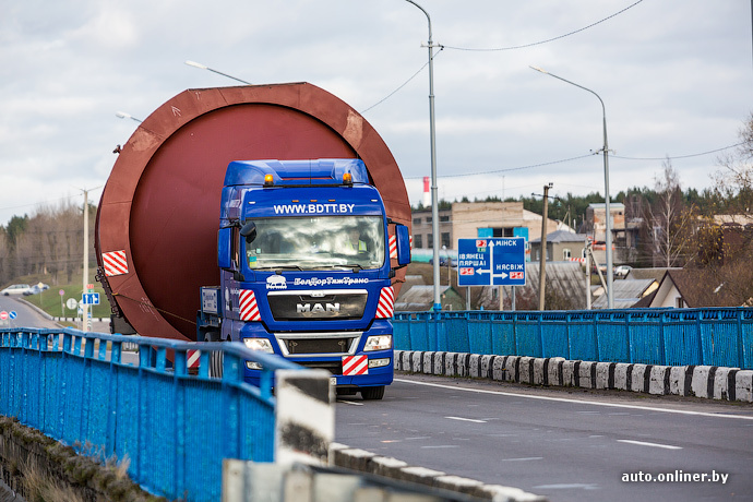 Спецрепортаж: как провезти «двухэтажную бочку» из Минска в Брест и не парализовать движение