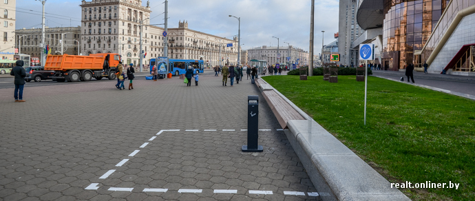 Фотофакт: возле железнодорожного вокзала оборудовали места для курения