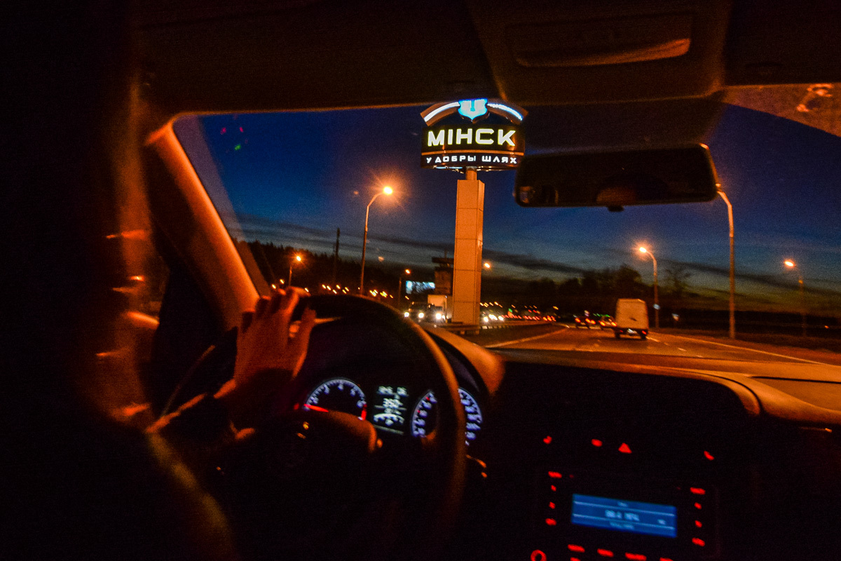 Рука из машины ночью - 47 фото