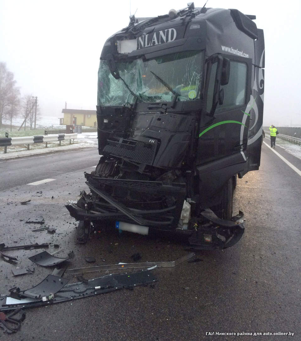 На М1 одна фура врезалась в другую, выехавшую с парковки. Удар смял правую  часть кабины, второго водителя спасло то, что он был в спальном отсеке