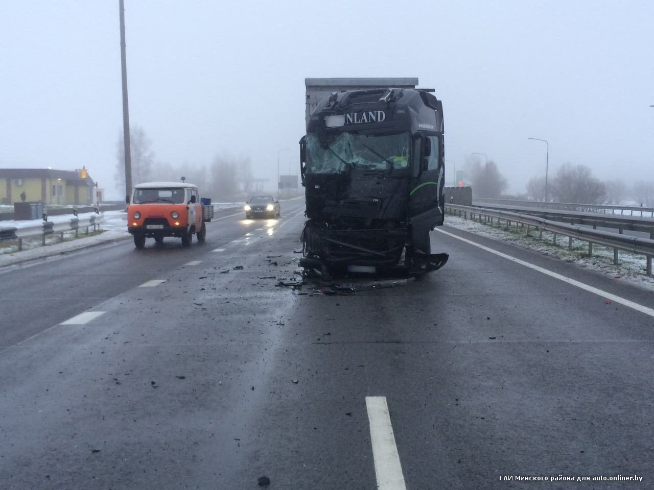 На М1 одна фура врезалась в другую, выехавшую с парковки. Удар смял правую  часть кабины, второго водителя спасло то, что он был в спальном отсеке