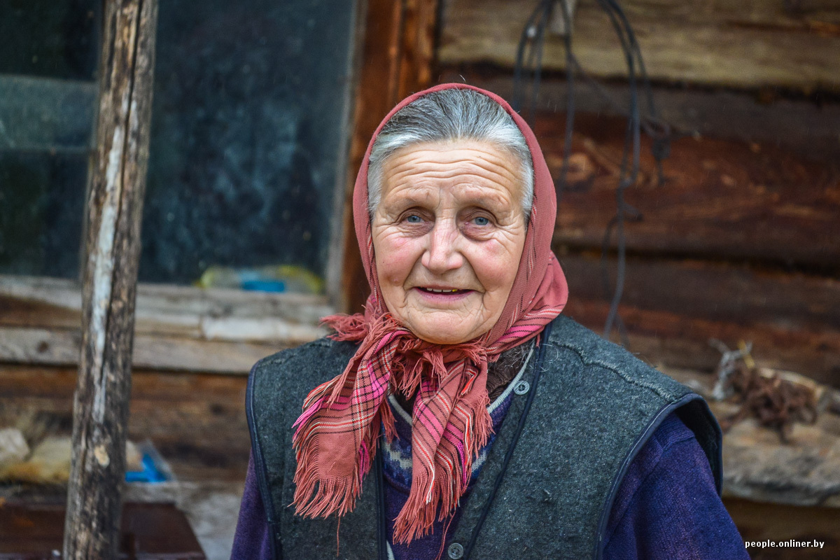 Бабушка полное видео. Деревенская бабушка. Старуха в платке. Добрая бабушка. Старушка в деревне.
