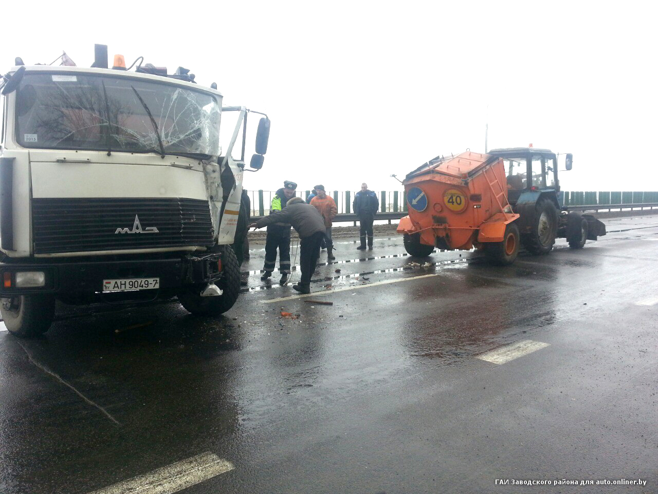 На М4 занесло мусоровоз. Грузовик врезался в трактор дорожников и едва не  сбил человека