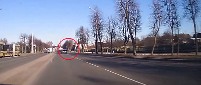 Опасная ситуация в Молодечно: ребенок вышел наперерез спешащей на вызов патрульной машине