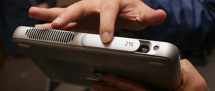 ZTE анонсировала толстый планшет со встроенным проектором Spro Plus