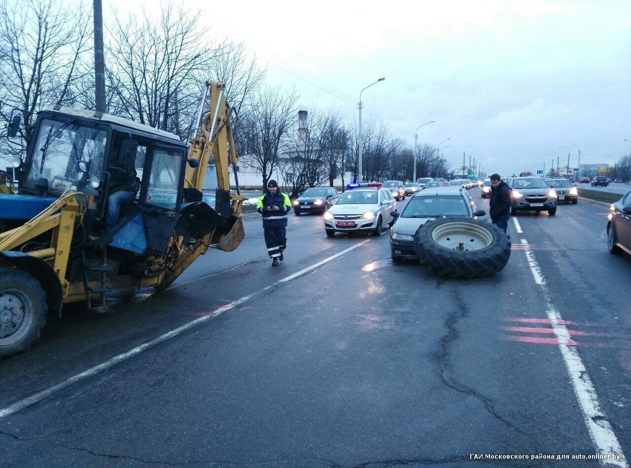 У трактора на ходу отвалилось колесо