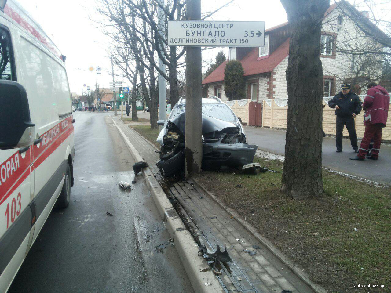 Чудо, что никого не задел»: водителю Citroen стало плохо. Он проехал через  встречную и врезался в столб