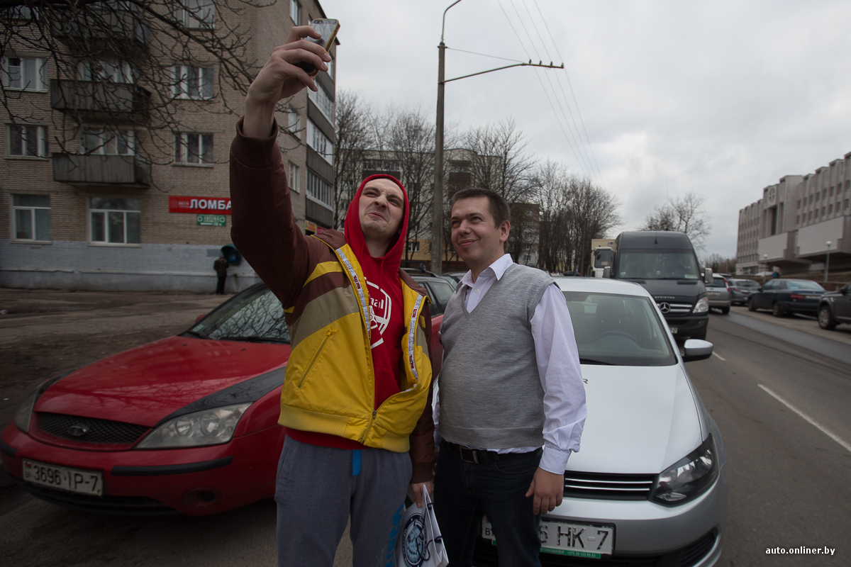 Вызвал машину, а привезли шарфик и автограф. Фоторепортаж с праздничной  акции