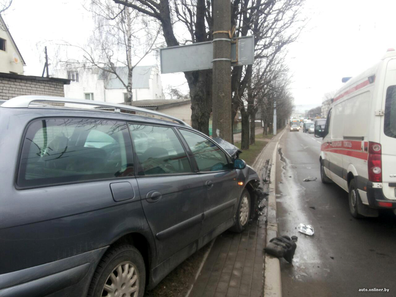 Чудо, что никого не задел»: водителю Citroen стало плохо. Он проехал через  встречную и врезался в столб