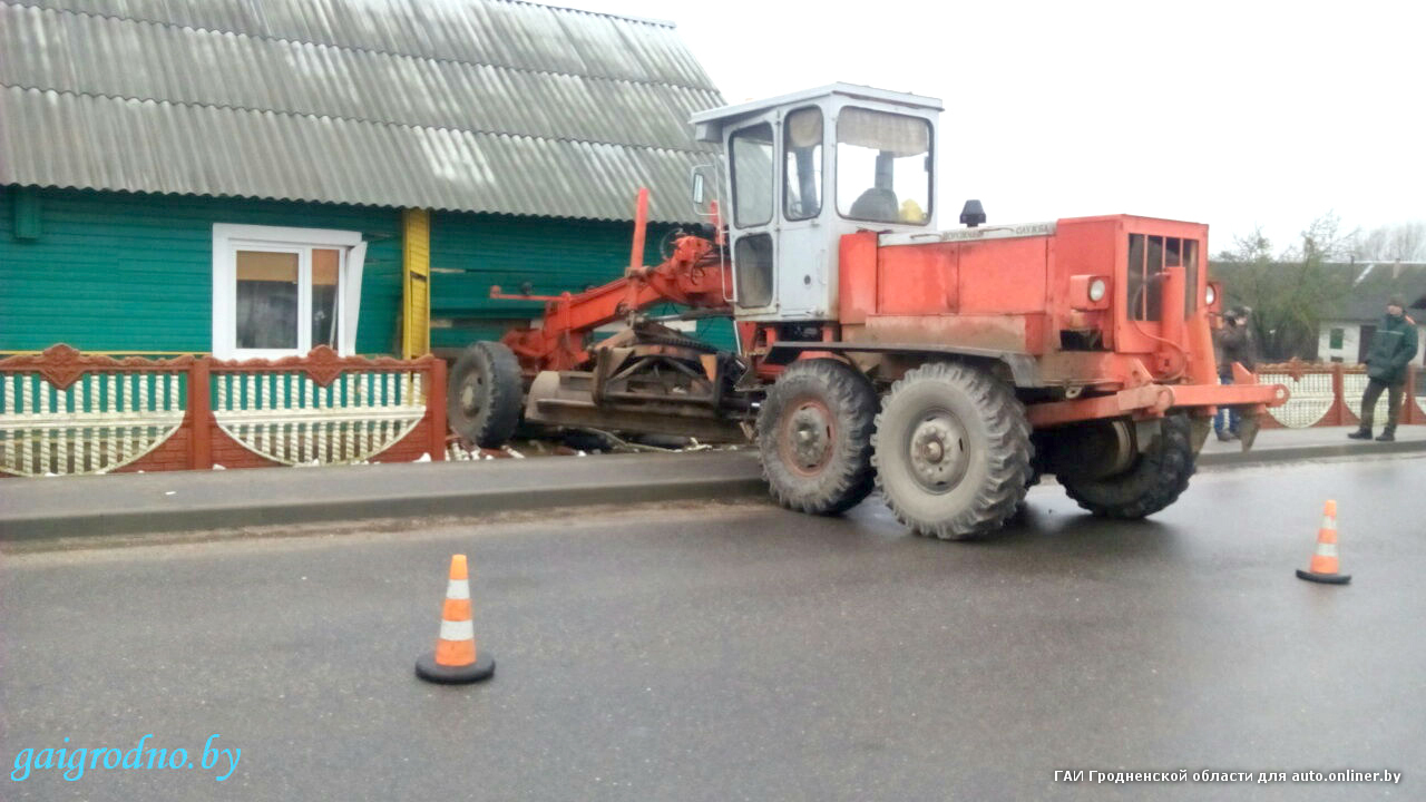 Грейдер проломил бетонный забор и стену дома. Водитель говорит, что  отказали тормоза, однако версия не подтверждается