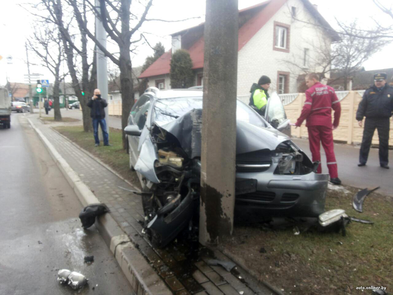 Чудо, что никого не задел»: водителю Citroen стало плохо. Он проехал через  встречную и врезался в столб