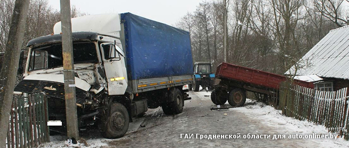 МАЗ и трактор не разминулись на узкой деревенской дороге