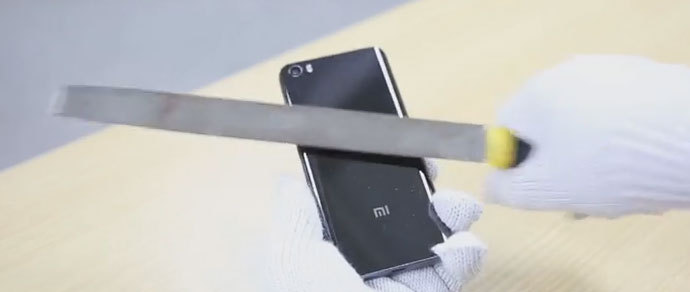 Керамический смартфон Xiaomi Mi 5 Pro проверили на стойкость к царапинам