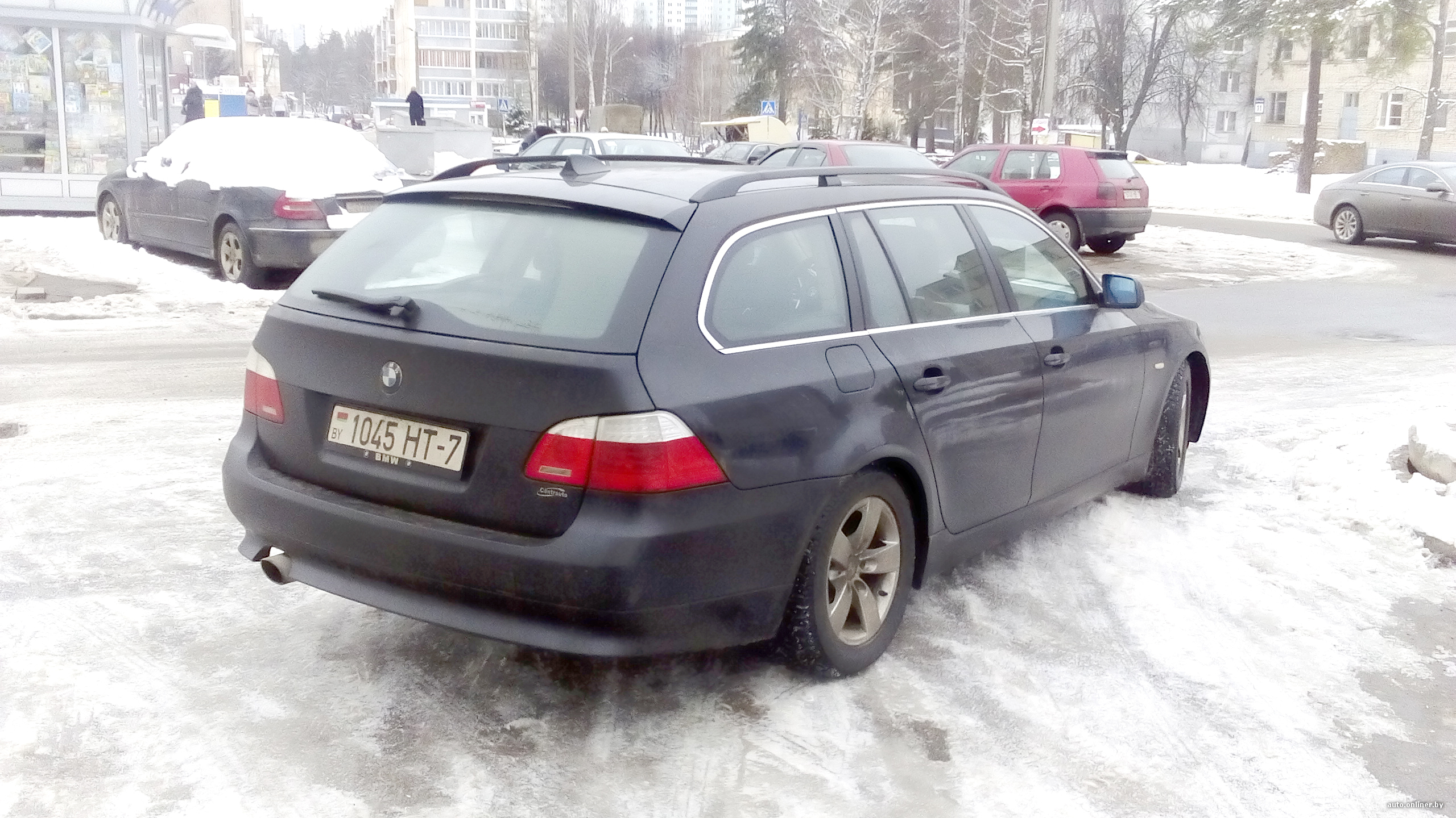 Водитель BMW припарковался поперек выезда из двора. Очевидец: это кто-то  «залетный», местные так не поступают