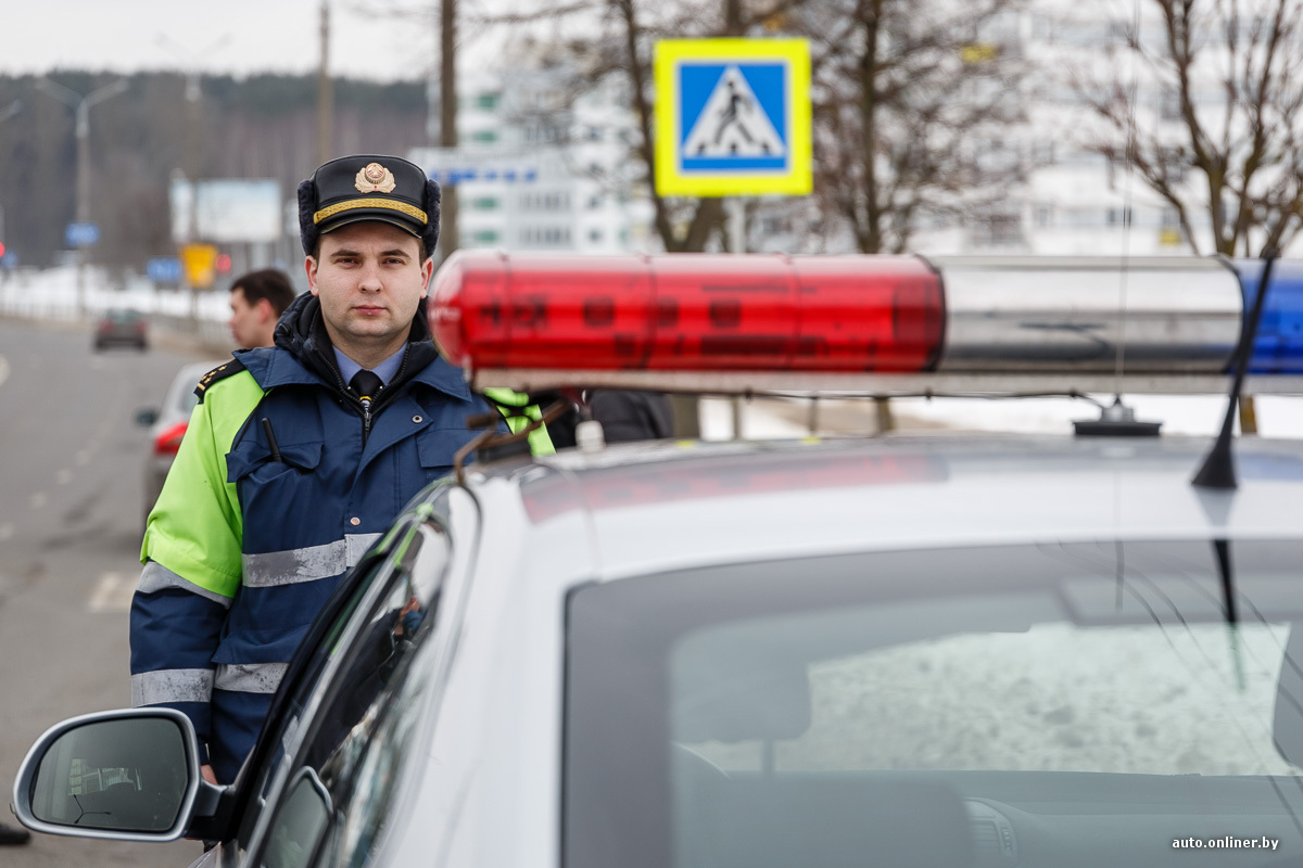 Девушки, притормозите, вам букет! ГАИ поздравила дам с праздником