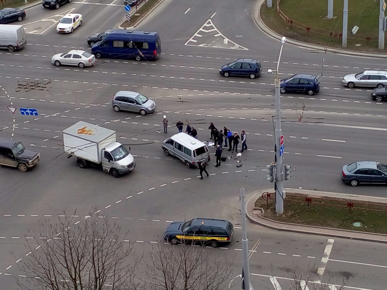 На столичном перекрестке в результате ДТП опрокинулся микроавтобус