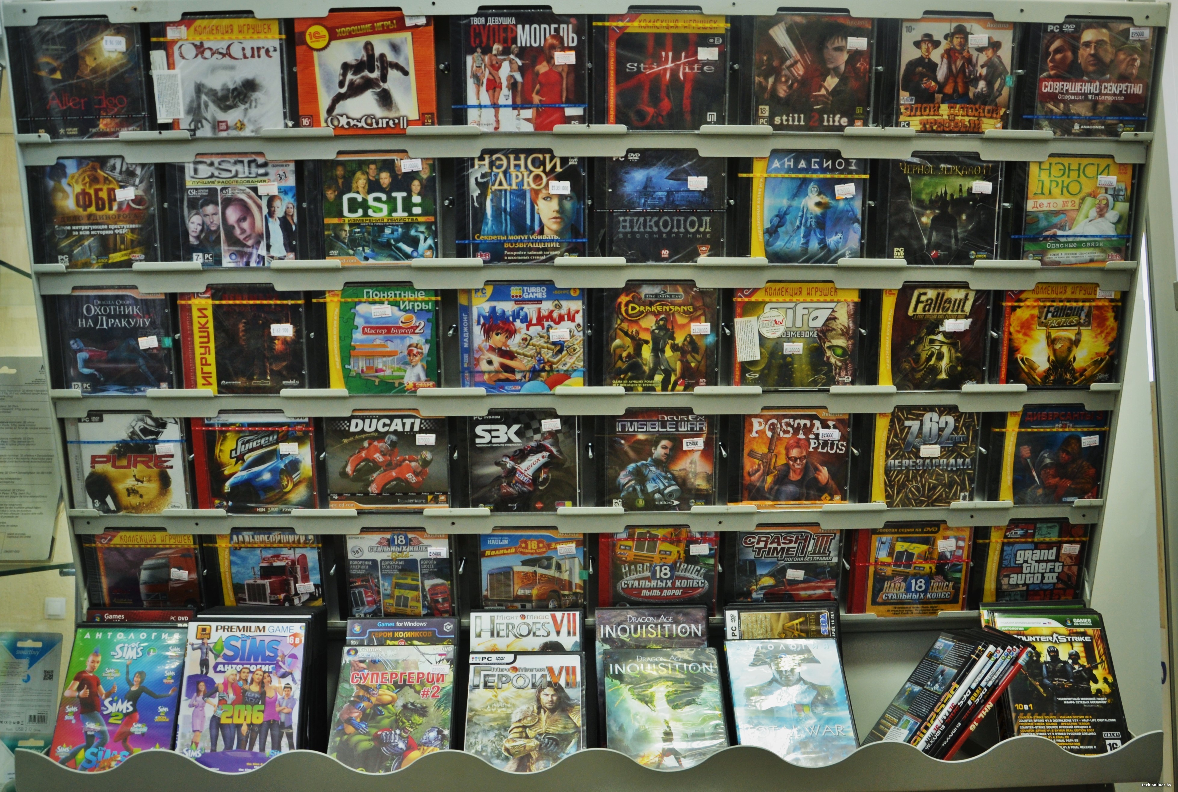 1 с магазин игр. Магазин дисков с играми. Пиратские диски с играми. Магазин с пиратскими дисками. Прилавок в игре.