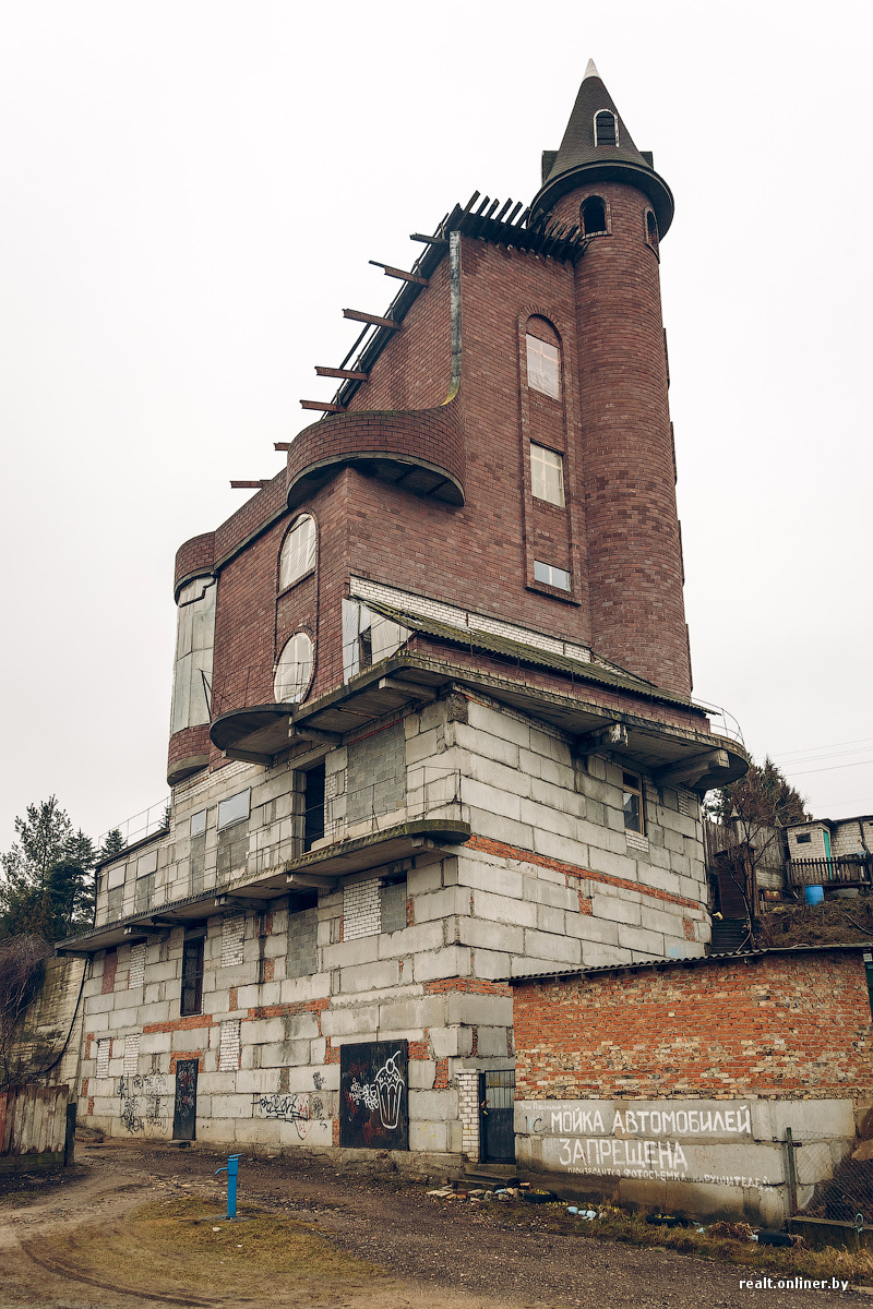 Фотофакт: гродненский «Замок Дракулы» — один из самых высоких коттеджей в  Беларуси