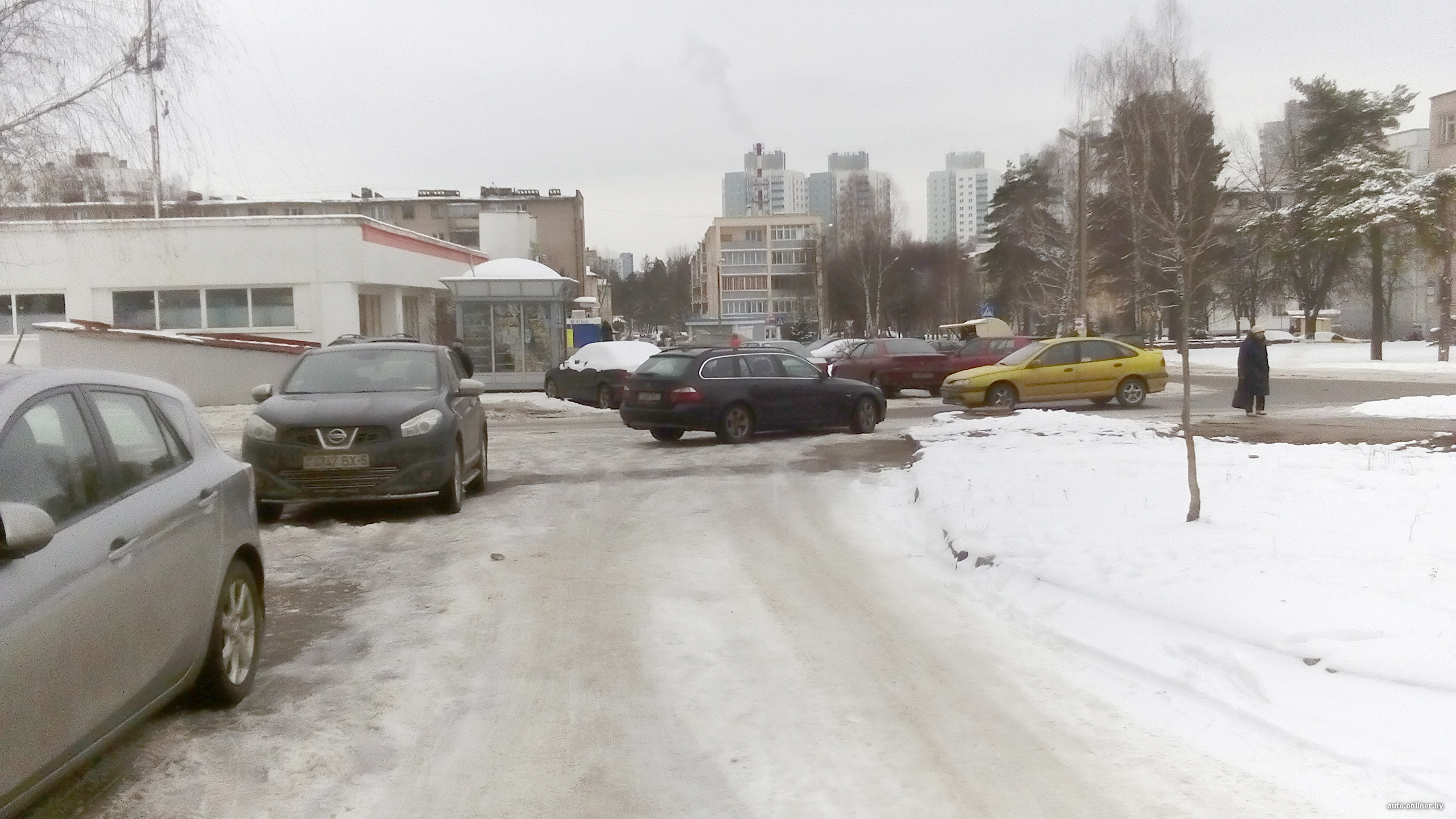 Водитель BMW припарковался поперек выезда из двора. Очевидец: это кто-то  «залетный», местные так не поступают