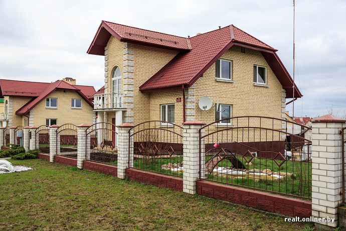 Фасад и изнанка образцового агрогородка: как живет деревня Петра Прокоповича