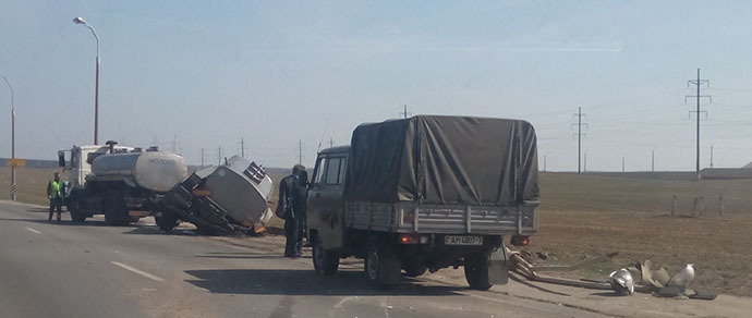 На МКАД у молоковоза взорвалось колесо, и он снес несколько столбов