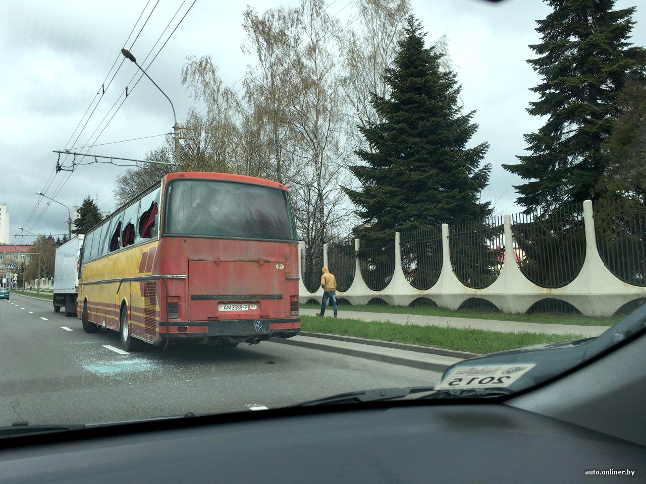 Парень угнал автобус с охраняемой стоянки и поехал по городу