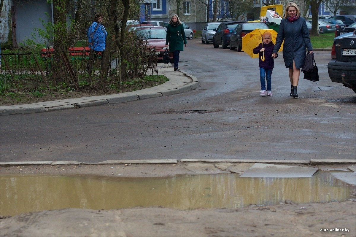 Дети ходят по дороге. Водители не оставили им выбора