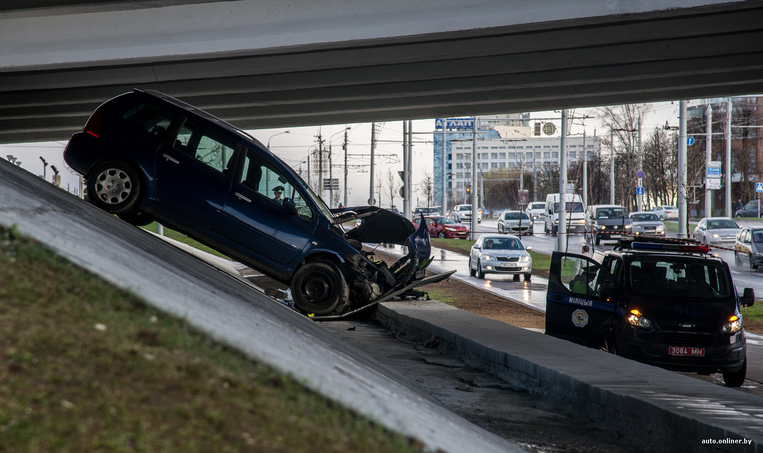 Peugeot сбил рабочего и упал с путепровода на проспект Победителей