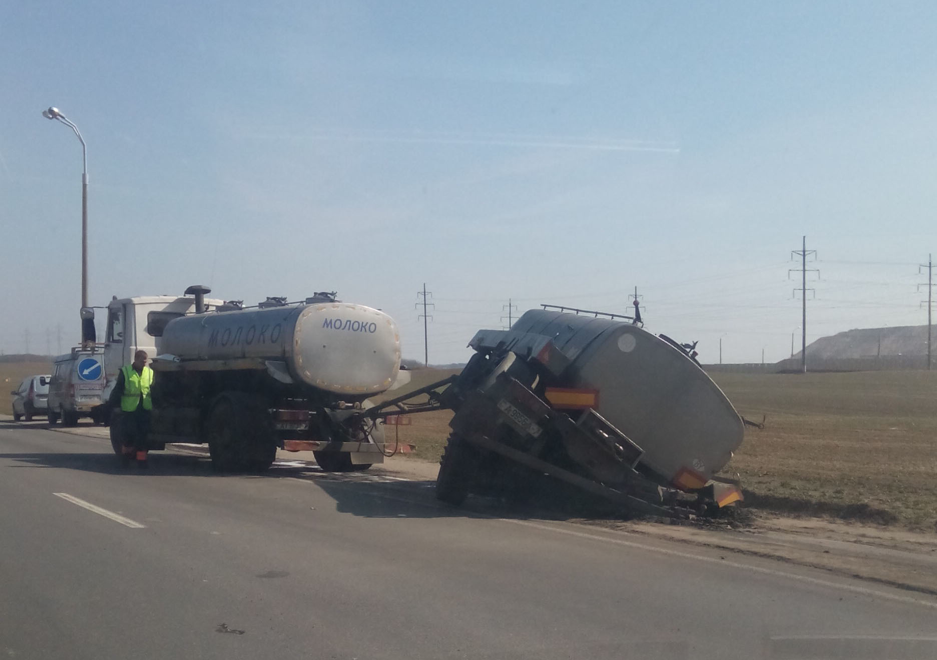 На МКАД у молоковоза взорвалось колесо, и он снес несколько столбов