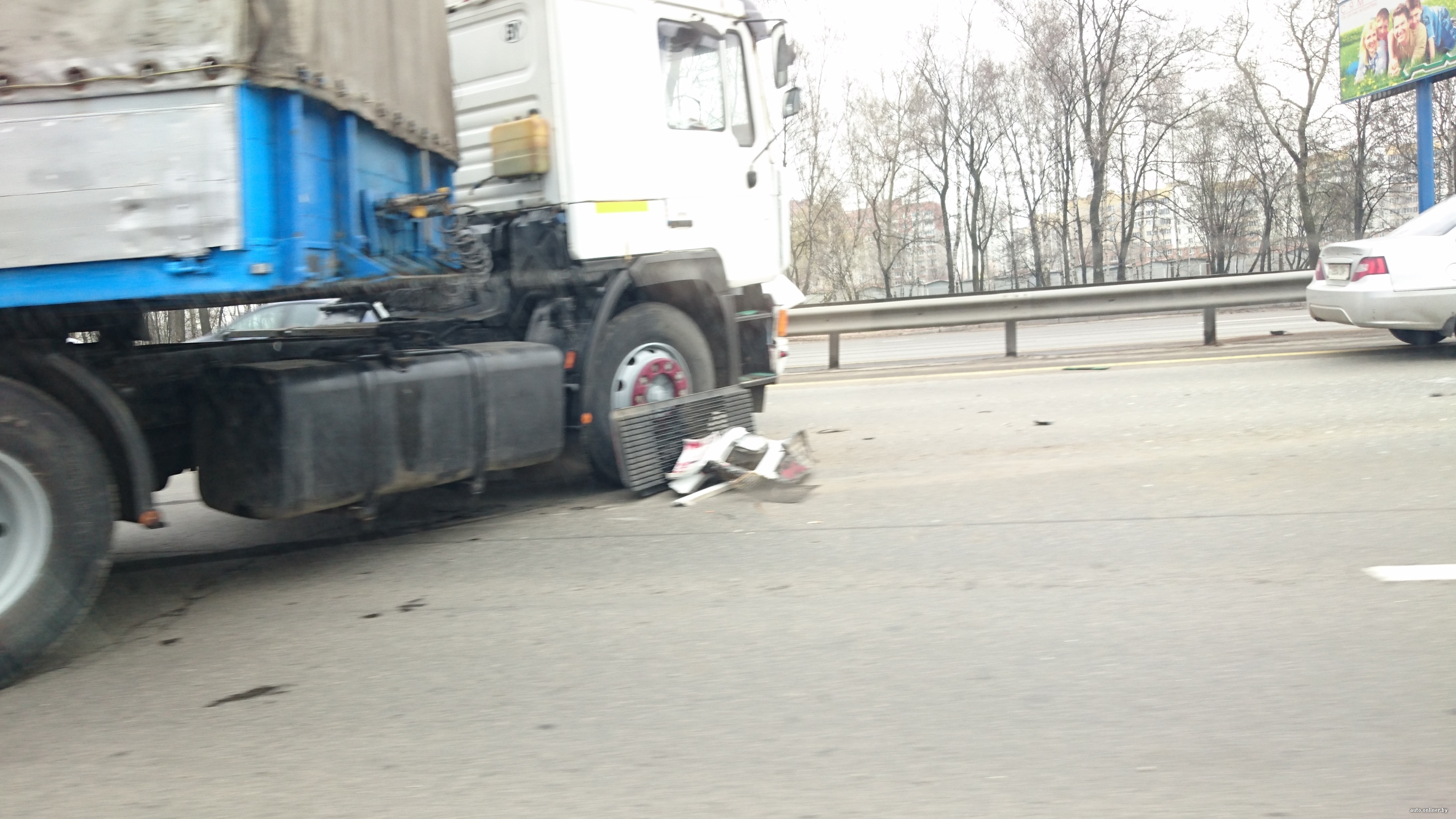 На МКАД в районе Лошицы развернуло фуру