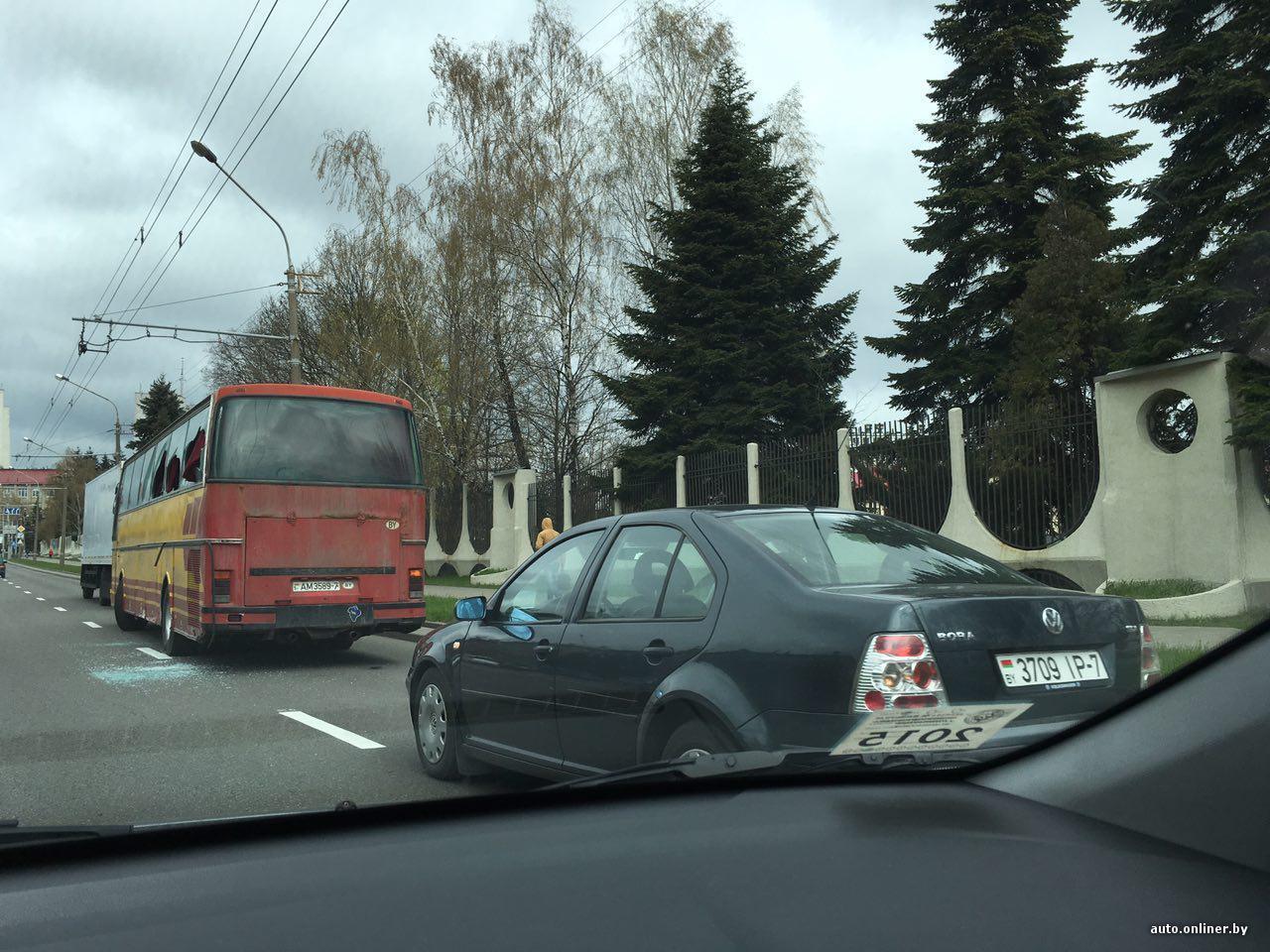 Парень угнал автобус с охраняемой стоянки и поехал по городу