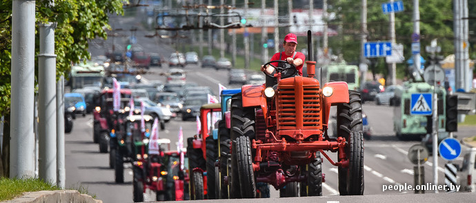 Фотофакт: МТЗ отметил свой 70-летний юбилей парадом тракторов