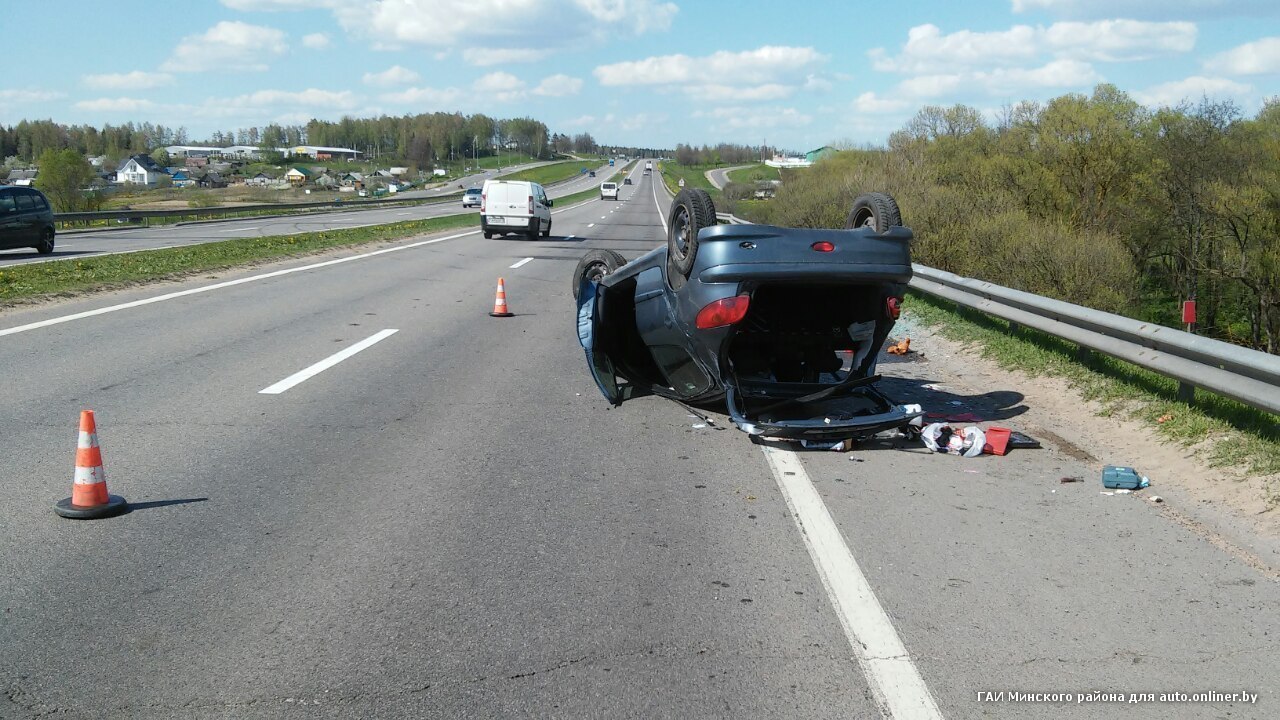 На слуцкой трассе перевернулся Peugeot. Водитель отвлеклась на ребенка