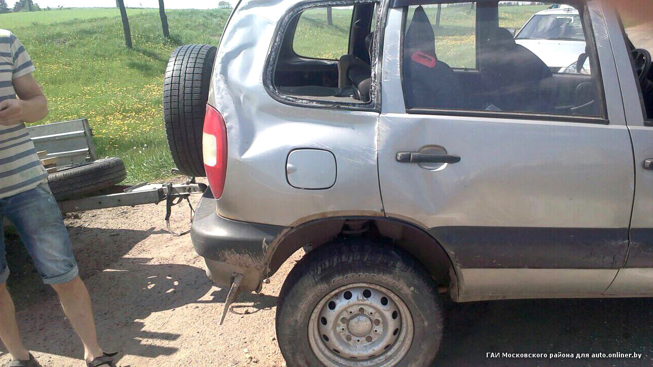 На МКАД из-за прицепа с досками опрокинулась Chevrolet Niva