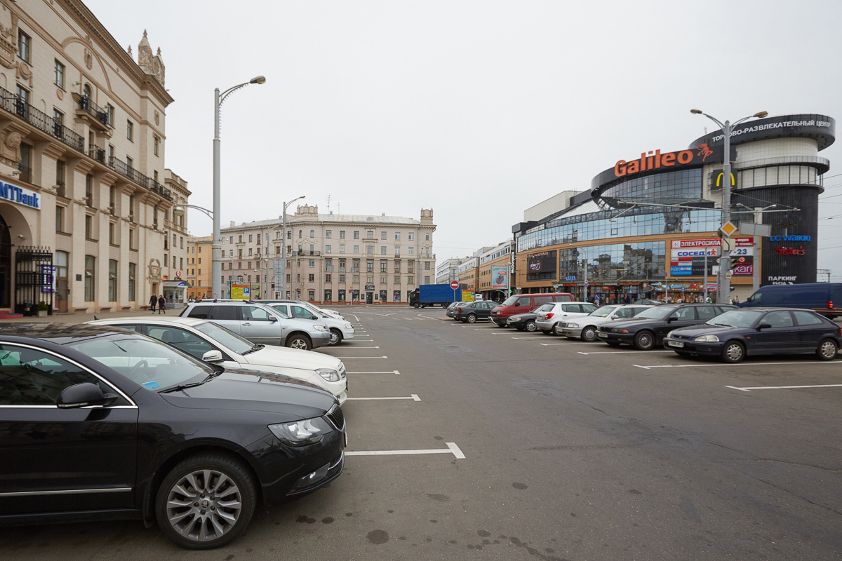 На стоянке у привокзальной площади уже появились нарушители-рекордсмены