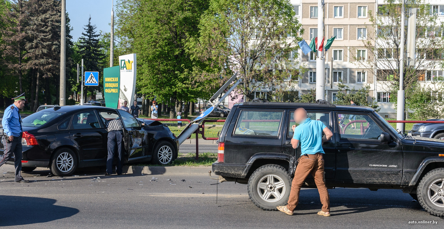 Водитель Volvo не заметил красный сигнал светофора перед перекрестком