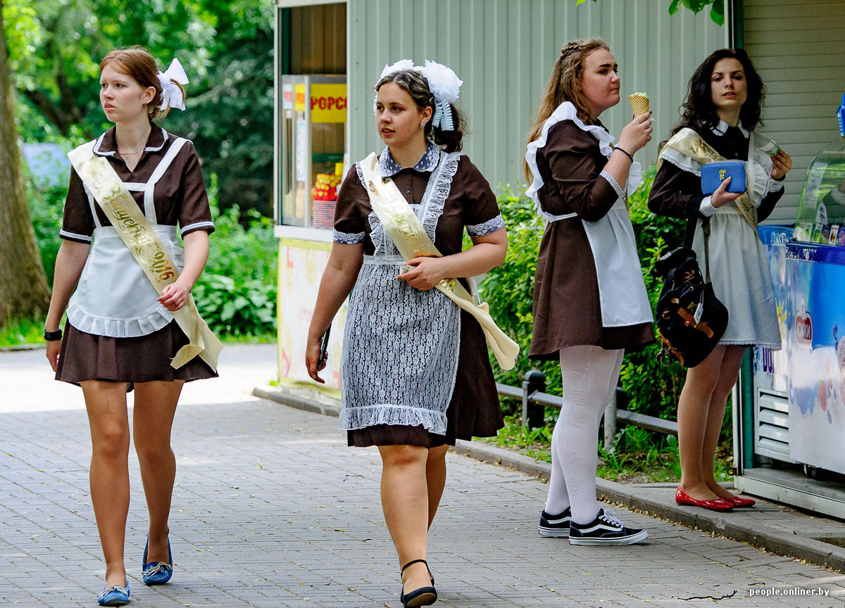 Почему школьная форма советских школьниц так похожа на униформу горничной