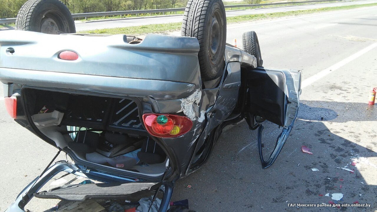 На слуцкой трассе перевернулся Peugeot. Водитель отвлеклась на ребенка