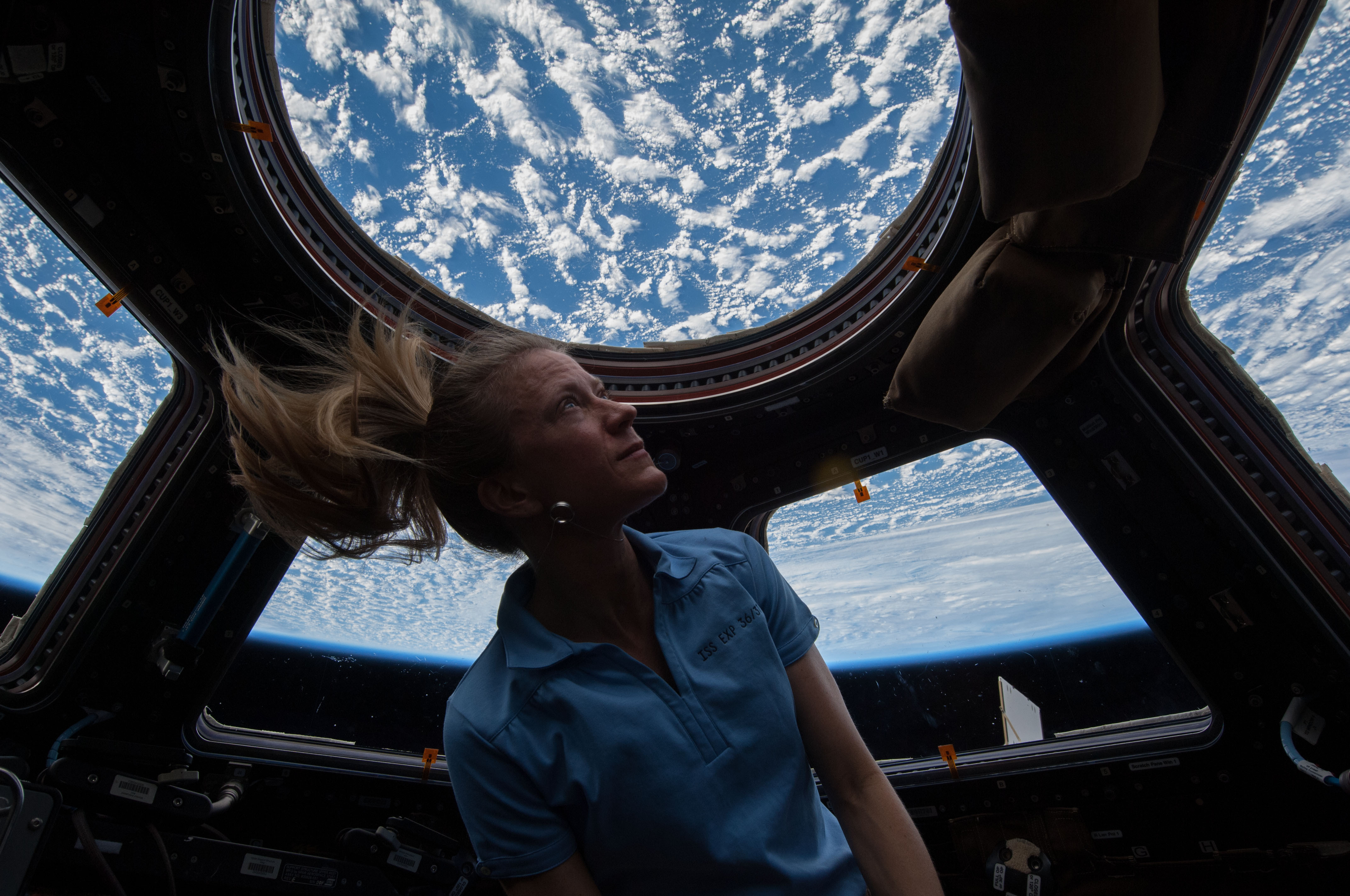 В космосе есть высота. Космонавт МКС иллюминатор. Иллюминатор космического корабля. Девушка на космическом корабле.