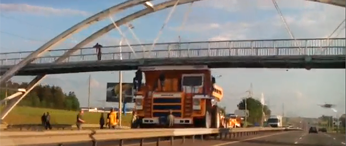 Ситуацию на МКАД прокомментировали в БелАЗе: самосвал прошел под мостом на спущенных колесах