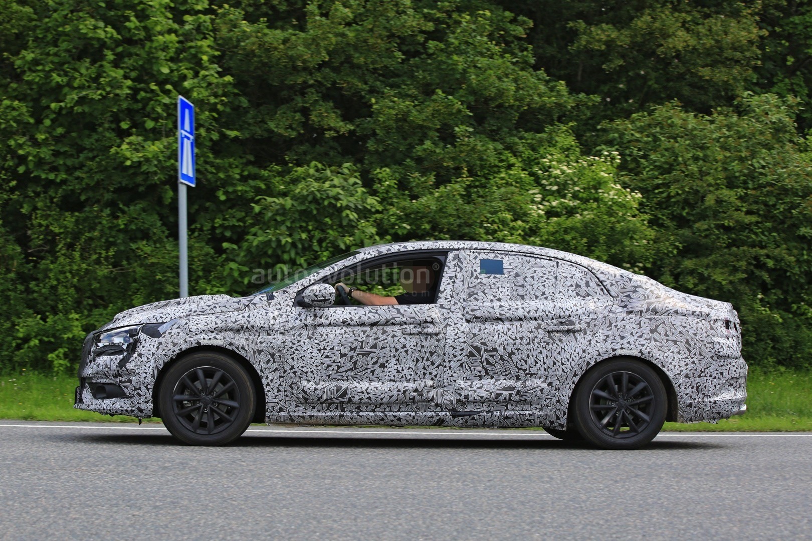 Renault тестирует новый седан Megane