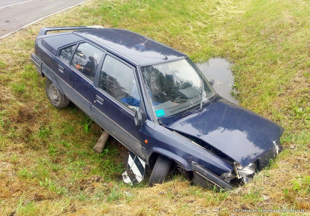 Водитель Citroen на зимней резине, съезжая с МКАД, угодил в канаву