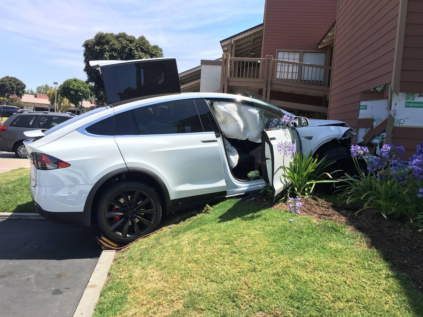 Tesla Model X сама разогналась и врезалась в дом